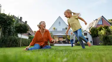 Familie spielt auf dem Rasen im Garten.