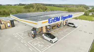 Mehrere E-Autos laden an den EnBW Ladestationen