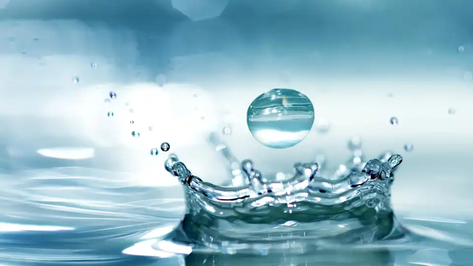 Wassertropfen fällt auf die Wasseroberfläche