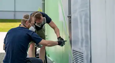 Poldy und Monkey prüfen die Fassade der EVBZ Waldbronn