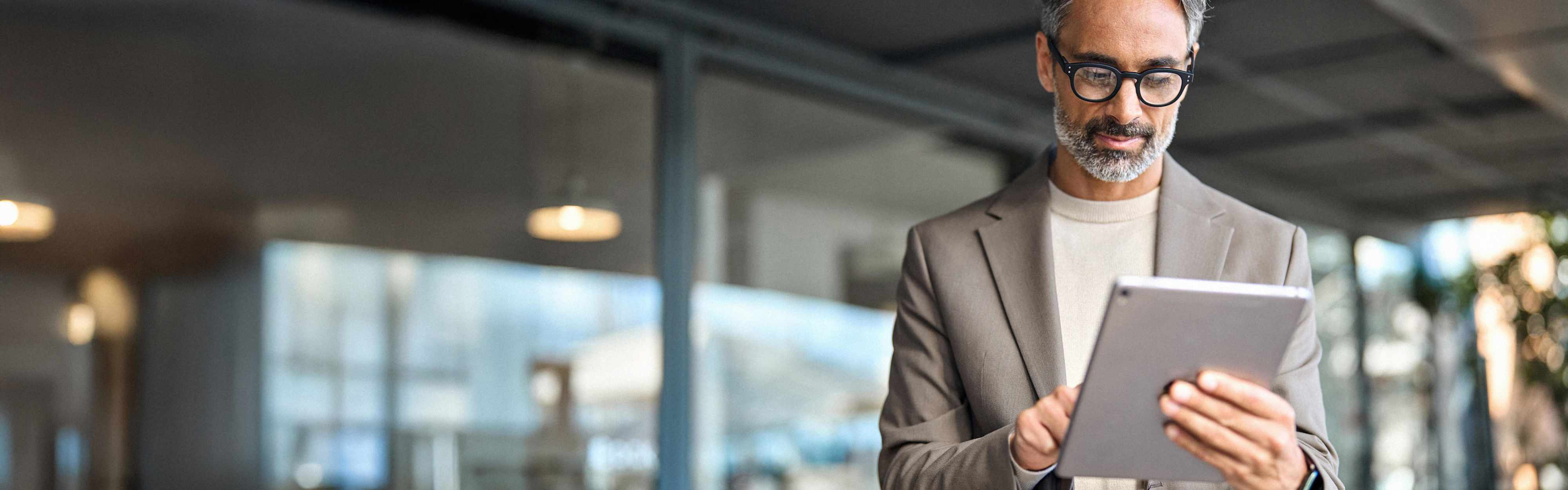 EnBW Mann Tablet steht Gebäude