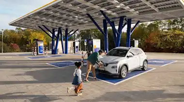 Vater und Tochter laden E-Auto in EnBW Ladepark