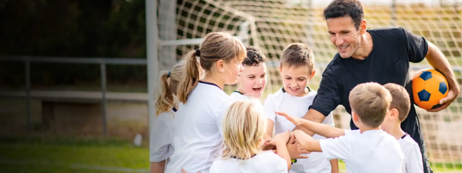 Trainer motiviert Kindermannschaft