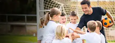 Trainer motiviert Kindermannschaft
