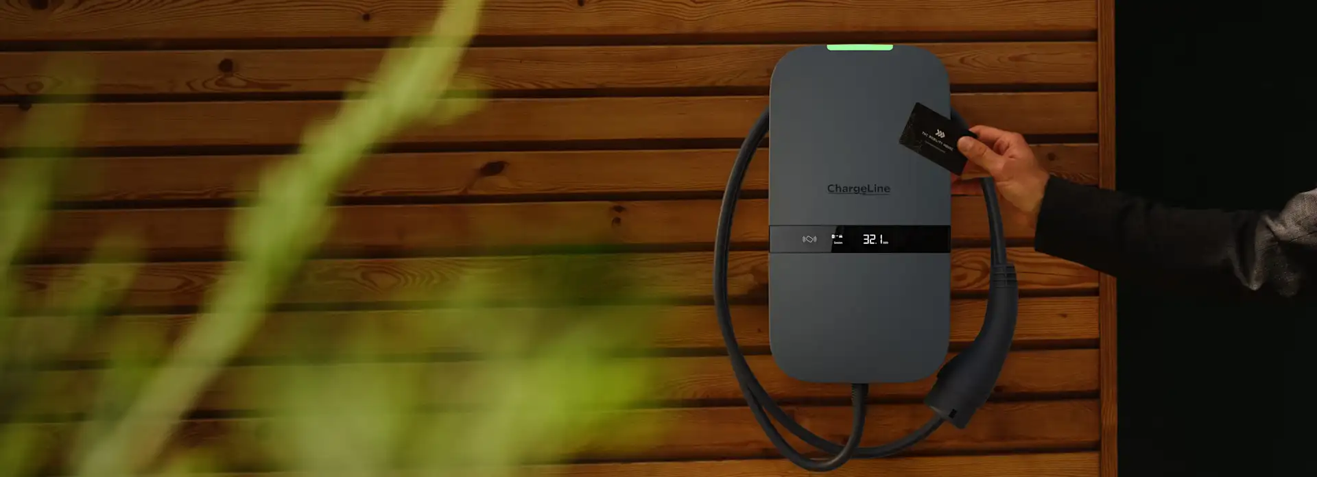 EnBW Wallbox und Ladekarte vor einer Holzwand