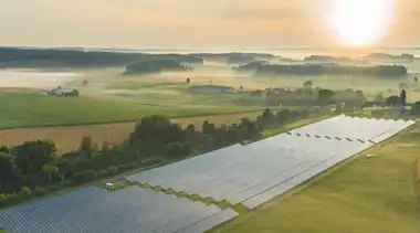 Solarpark in Ingoldingen bei aufgehender Sonne und Frühnebel