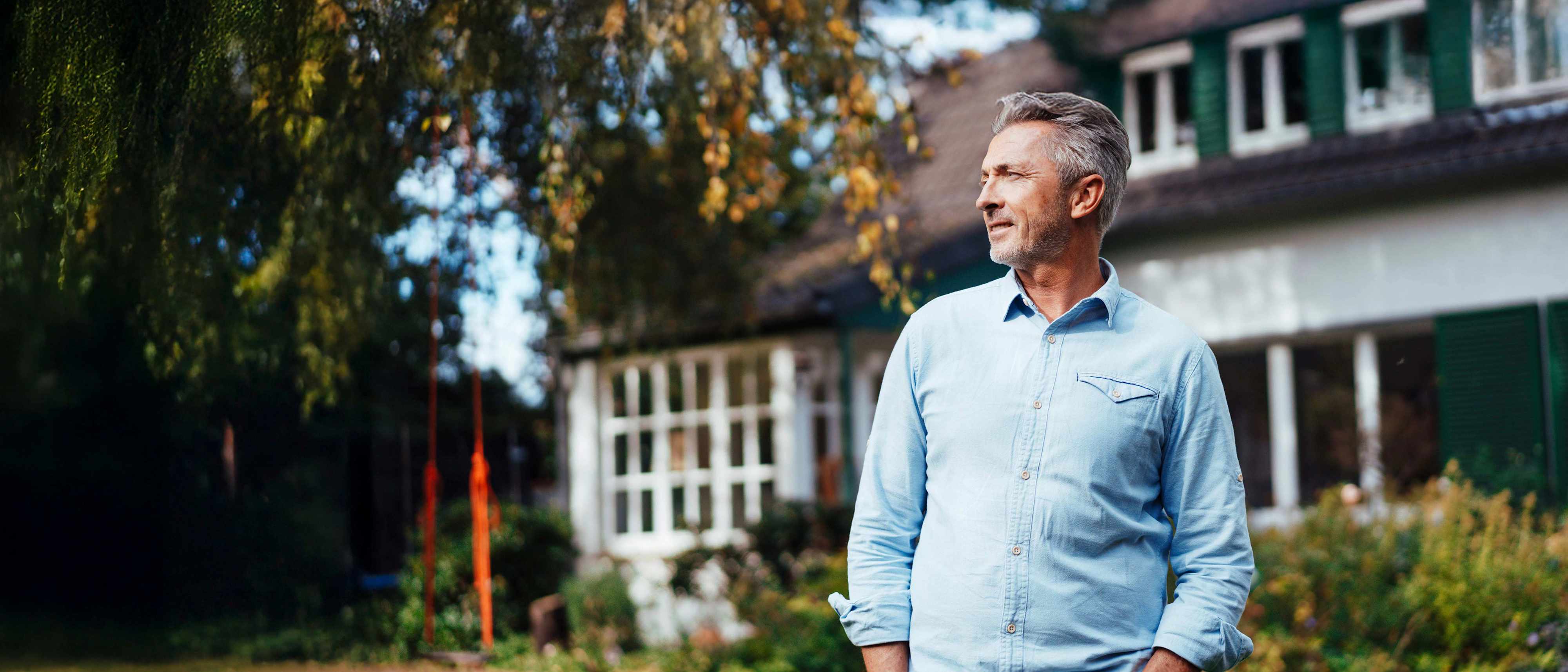 Älterer Mann in seinem Garten