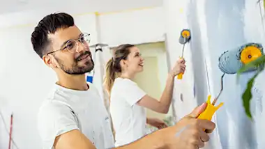 Paar tapeziert Wohnung