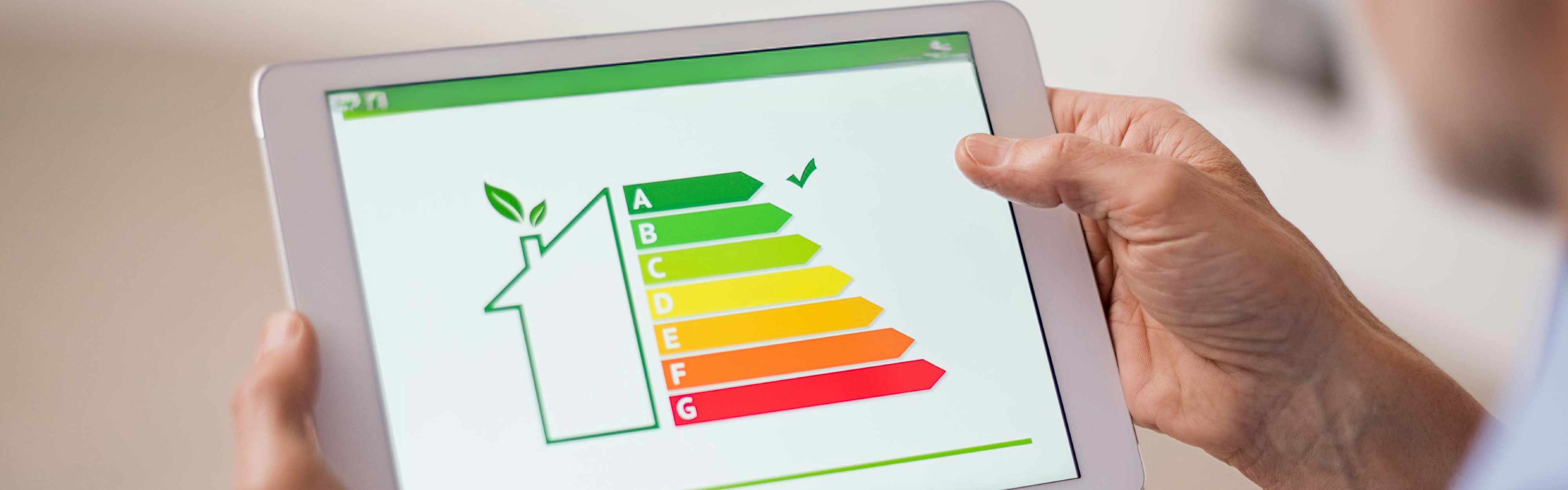 Tablet mit Grafik von Haus und Energieeffizienz