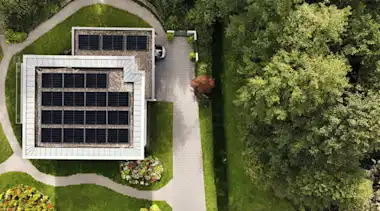 Hausdach mit Photovoltaik-Anlage aus der Vogelperspektive