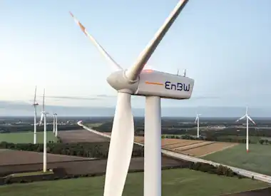 Windkraftrad von EnBW vor Feldern und weiteren Windkrafträdern