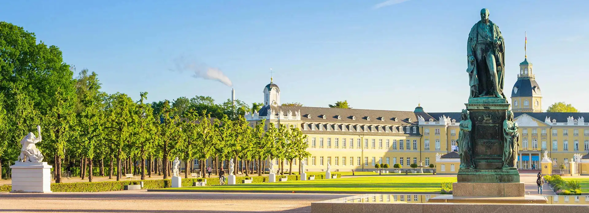 Schloss in Karlsruhe mit Statue im Vordergrund
