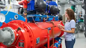 EnBW Contracting-Mitarbeiterin prüft eine Anlage
