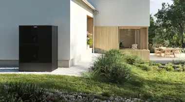 Viessmann Wärmepumpe steht vor dem Haus