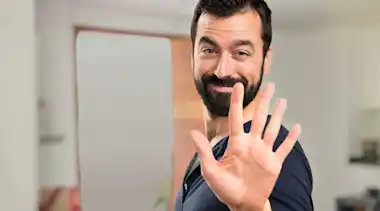 Mann zeigt 5 Finger für 5 gute Gründe für die EnBW