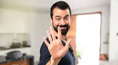 Mann zeigt 5 Finger für 5 gute Gründe für die EnBW