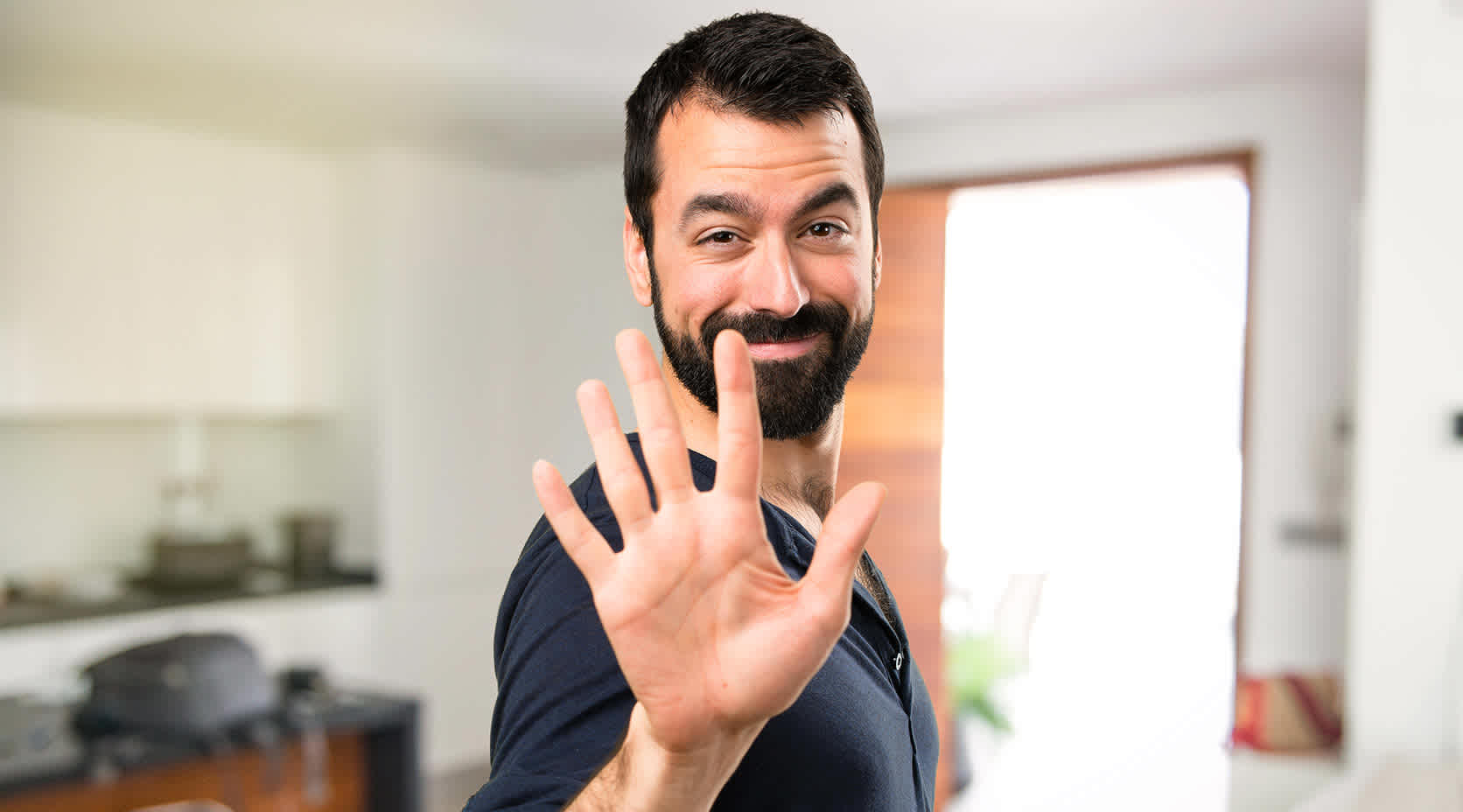 Mann zeigt 5 Finger für 5 gute Gründe für die EnBW
