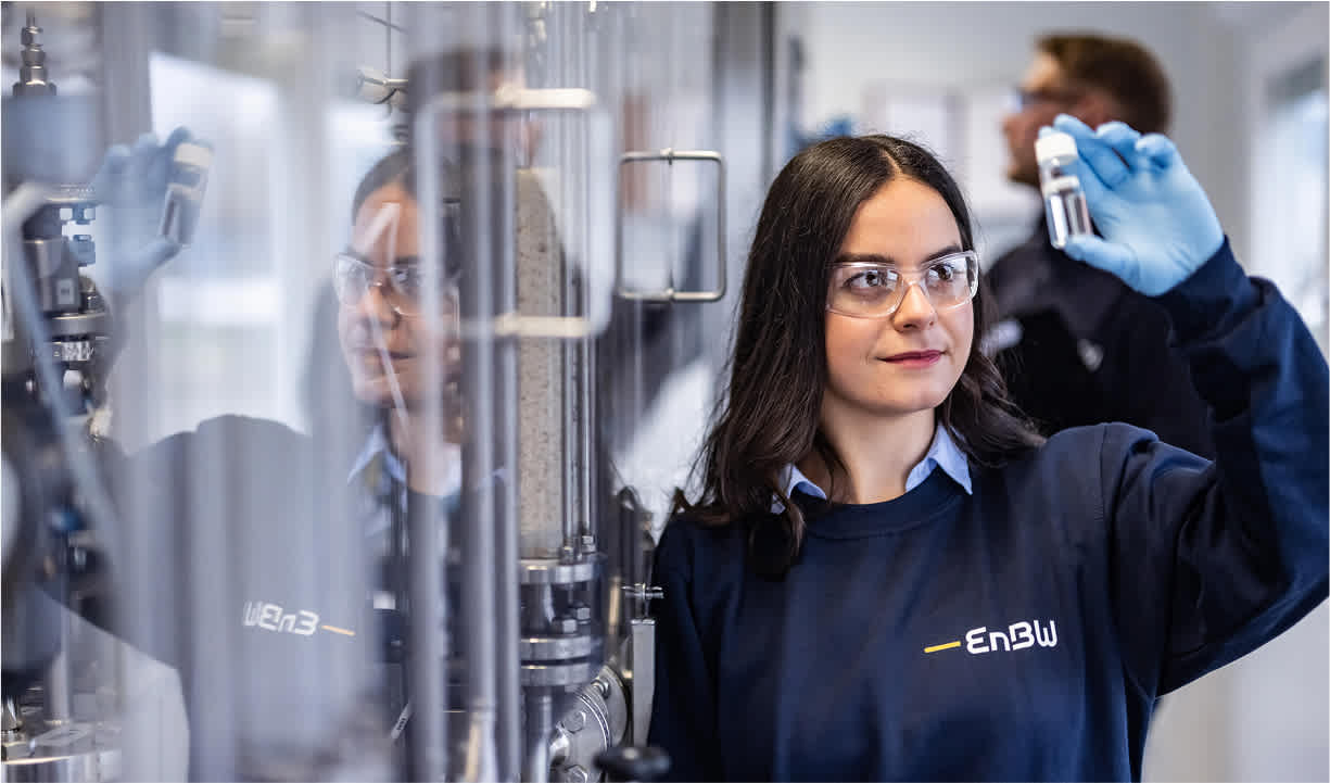 EnBW Mitarbeiterin im Labor