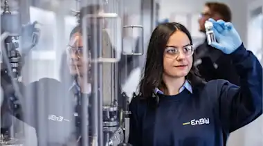 EnBW Mitarbeiterin im Labor