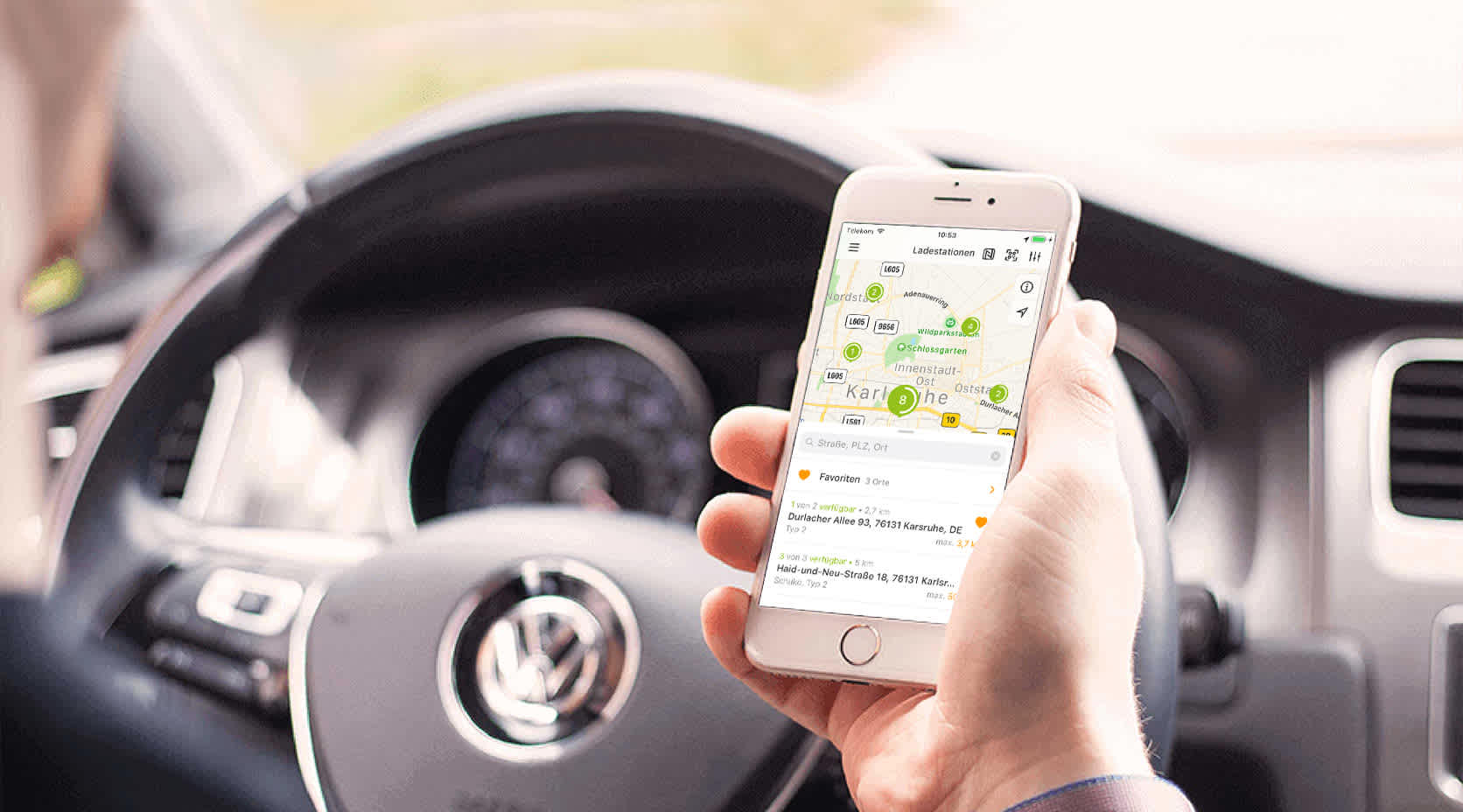 Autofahrer hält Smartphone mit der EnBW mobility+ App in der Hand