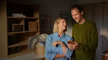 Mann Frau Smartphone Wäsche