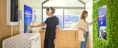Junge Menschen erkunden das Showhouse