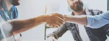 Männer schütteln sich die Hände