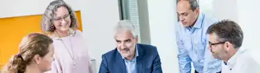 Fünf Personen in einem Meeting