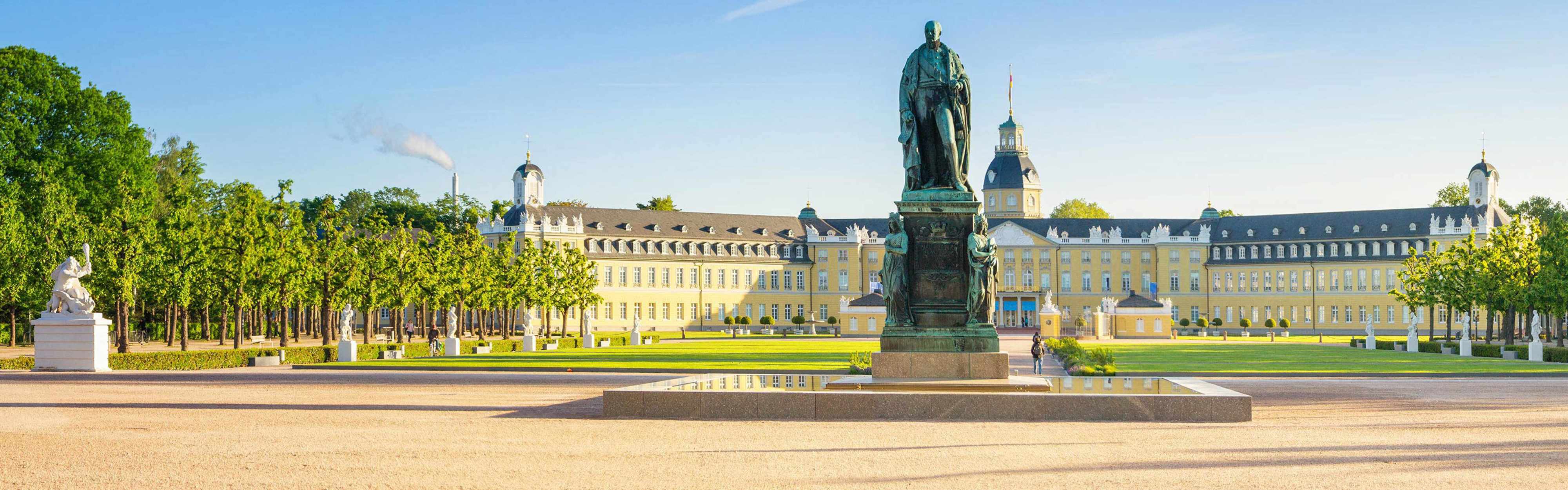 Das Schloss in Karlsruhe mit Statue im Vordergrund