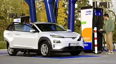 Auto angeschlossen an einer EnBW Ladestation