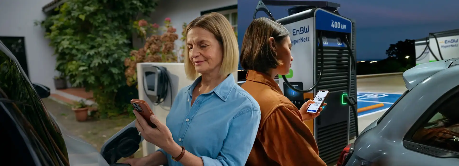 Zwei Frauen laden ihr Auto zuhause und unterwegs und prüfen den Ladevorgang in der EnBW mobility+ App auf ihrem Smartphone