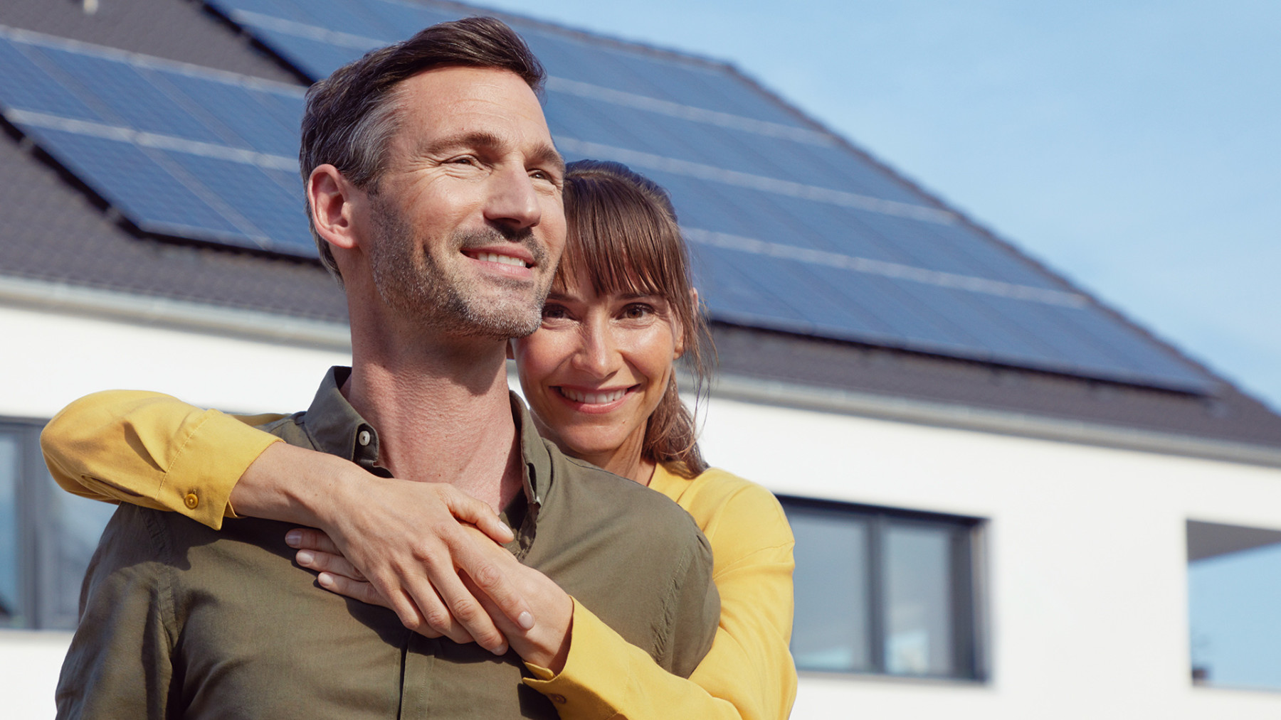 EnBW Kunden stehen stolz vor ihrer EnBW solar+ Solaranlage.