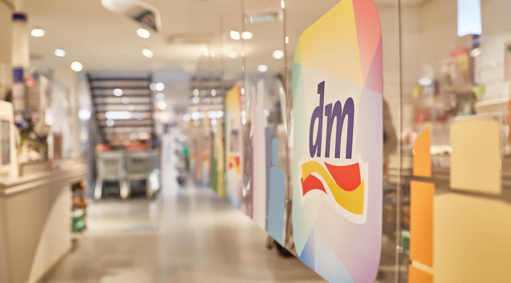 Wand mit dm-Logo