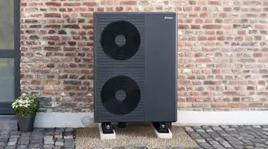 Vaillant Wärmepumpe vor Backsteinwand