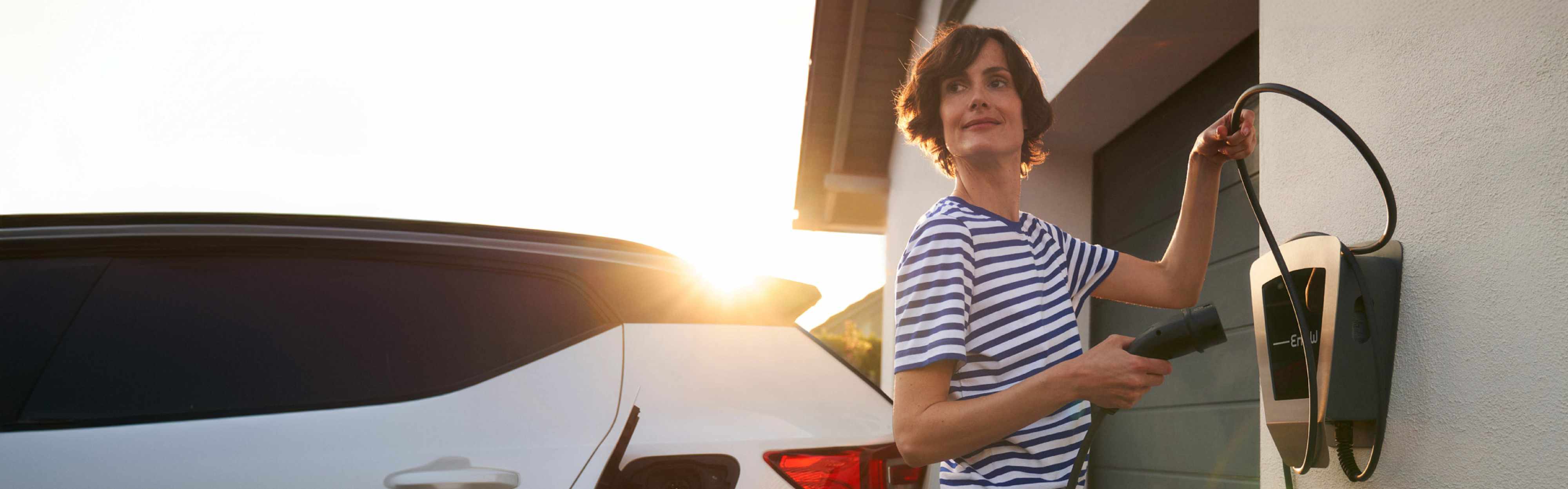 Frau lädt E-Auto an EnBW-Wallbox