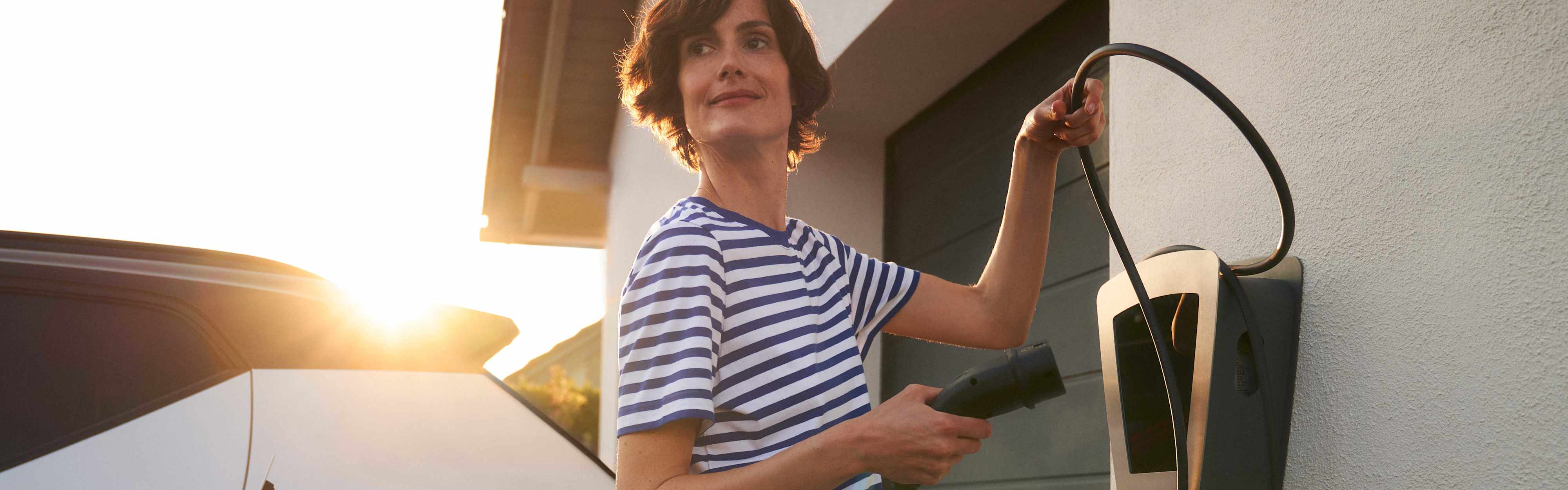 Frau lädt E-Auto an EnBW-Wallbox