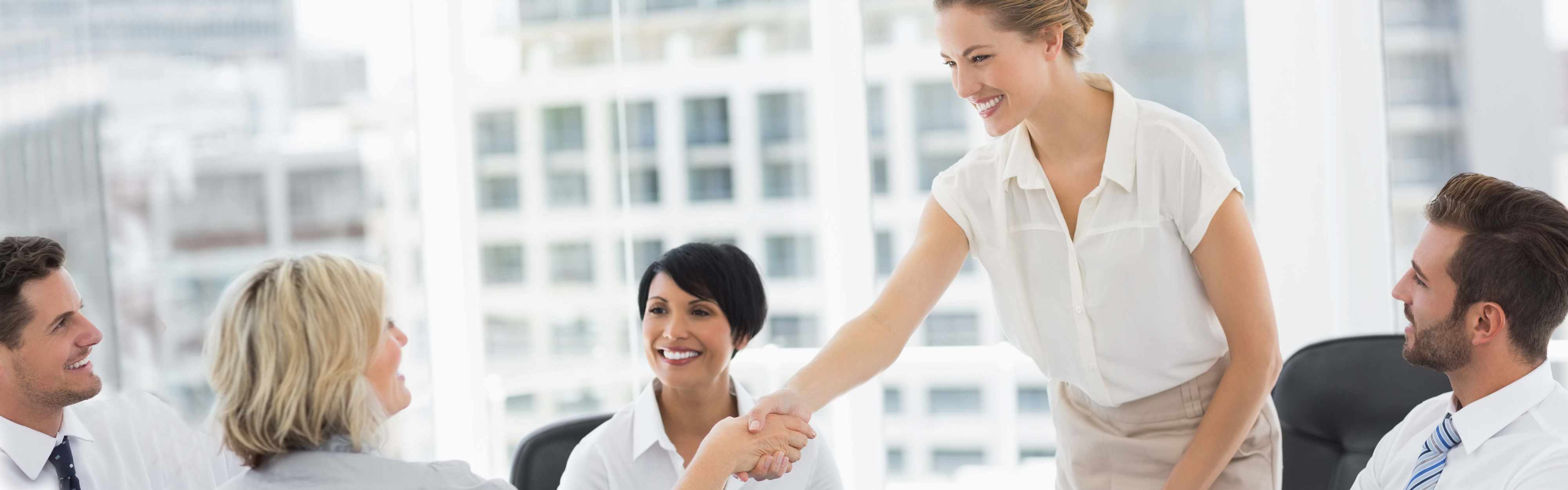 Geschäftsfrauen besiegeln einen Vertrag per Handschlag.