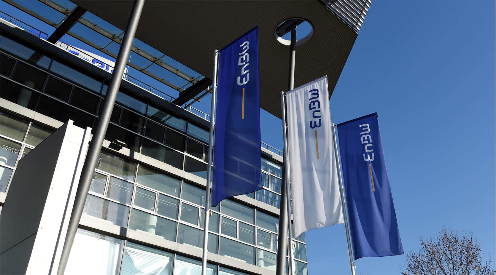 Banner vor der EnBW-Firmenzentrale Karlsruhe