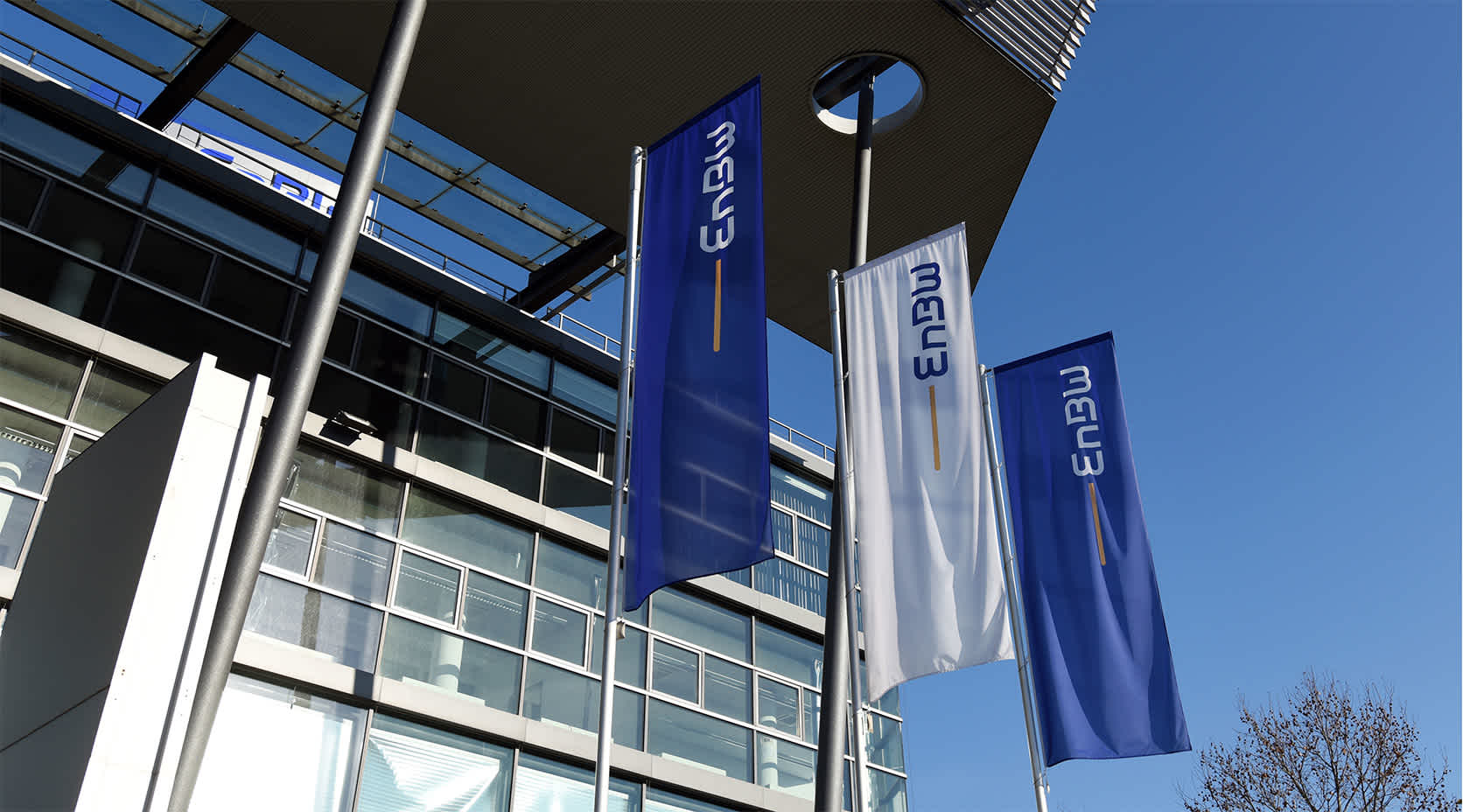 Banner vor der EnBW-Firmenzentrale Karlsruhe