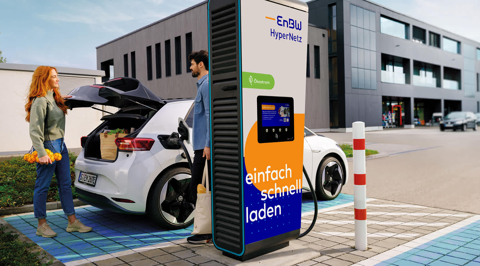 Partner mit Einkauf an Ladestation mit Auto