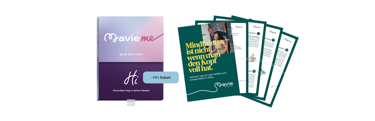 Starterpaket Produktbild des „MavieMe“ Bluttests mit Rabatt-Sticker (-15 %) neben einem Flyer und mehreren Infokarten mit Tipps zum Thema Achtsamkeit und Stressbewältigung.