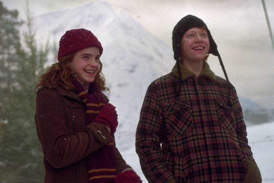 image-web-HP3-hermione-ron-laughing-snow-winter