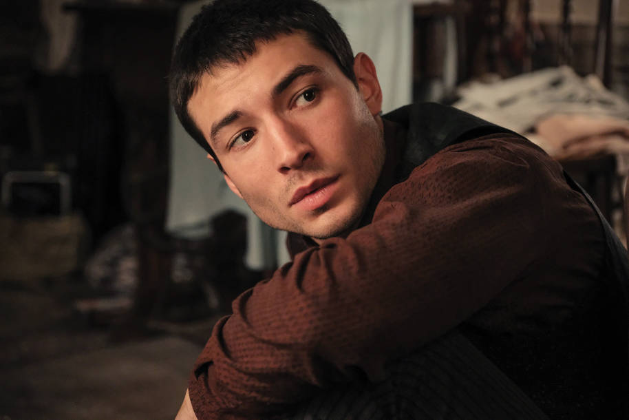 Credence Barebone crouching down and looking over his shoulder