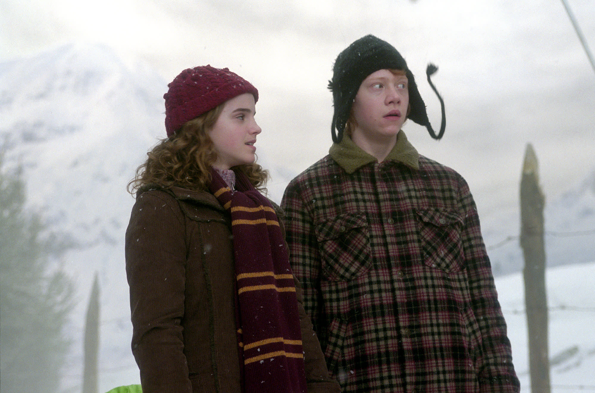 WB-HP-F3-hermione-and-ron-taunted-by-invisibility-cloak