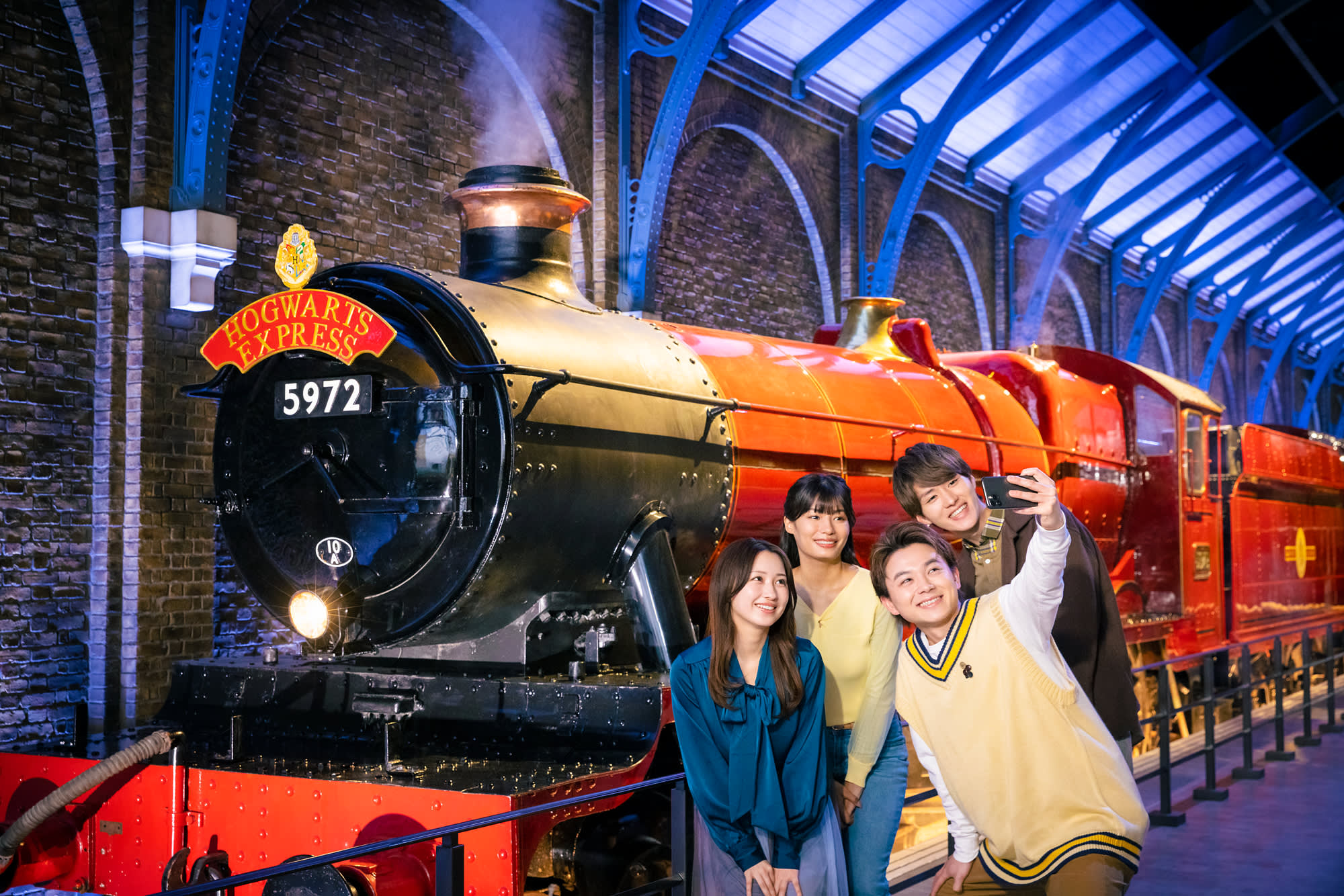 WBSTT-tokyo-family-outside-hogwarts-express-press-image