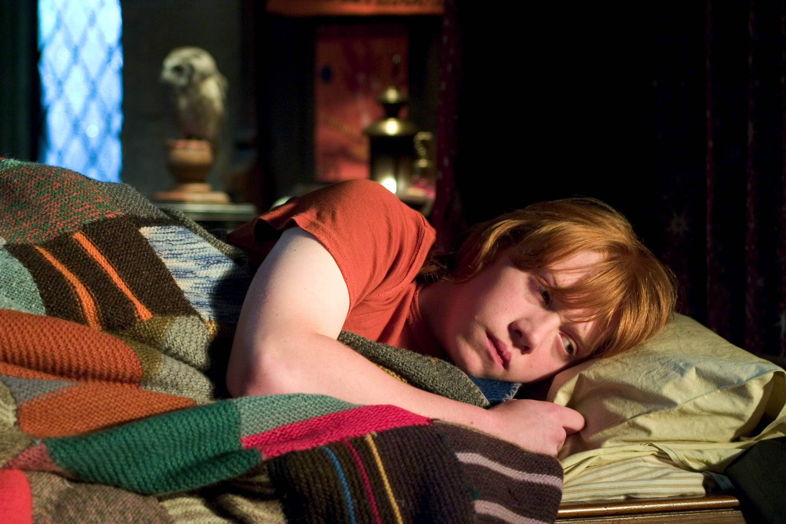 WB F4 RonWeasley InBedAngryInDormitory HP4D-0100