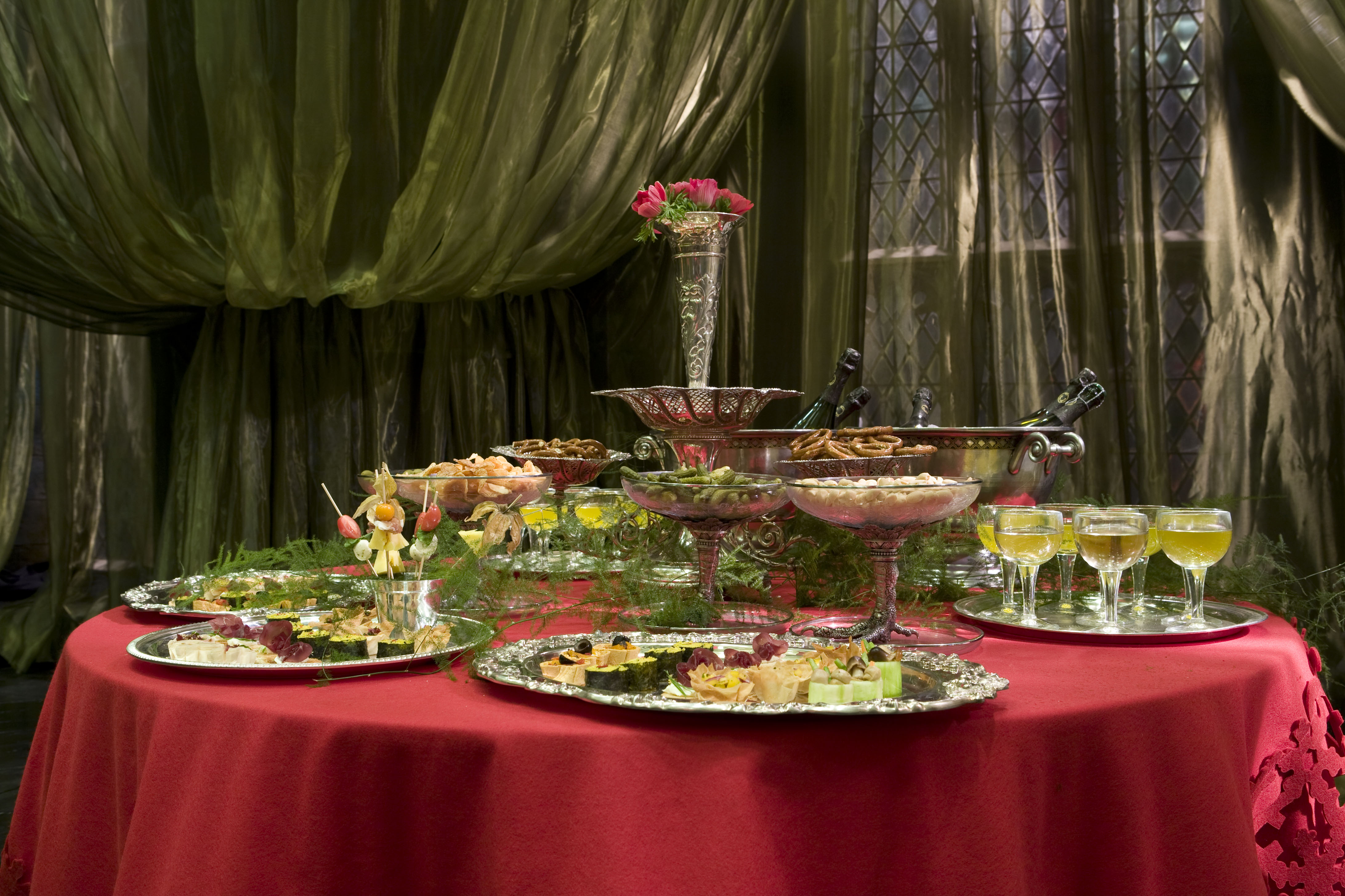 You Can Have A Candelit Christmas Dinner at Hogwarts This Year