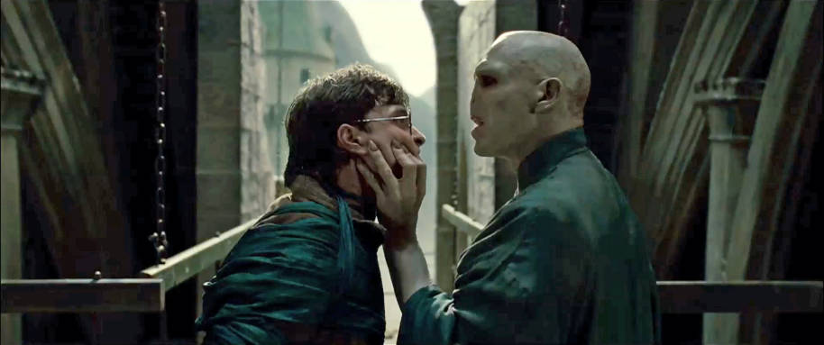 Voldemort saisissant le visage de Harry dans les Reliques de la Mort partie 2