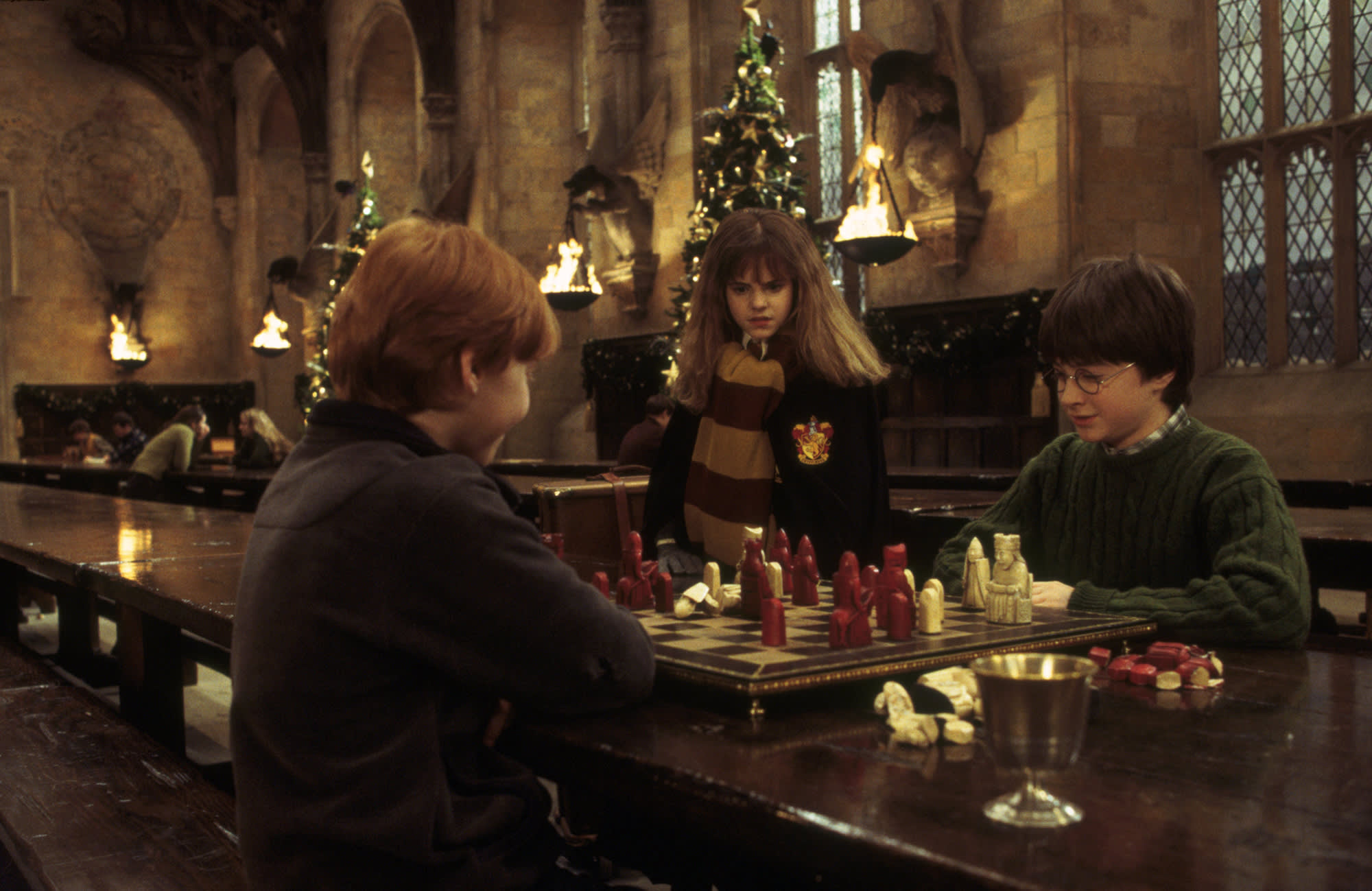 HP-F1-philosophers-stone-ron-harry-hermione-great-hall-chess-christmas-decorated-web-landscape