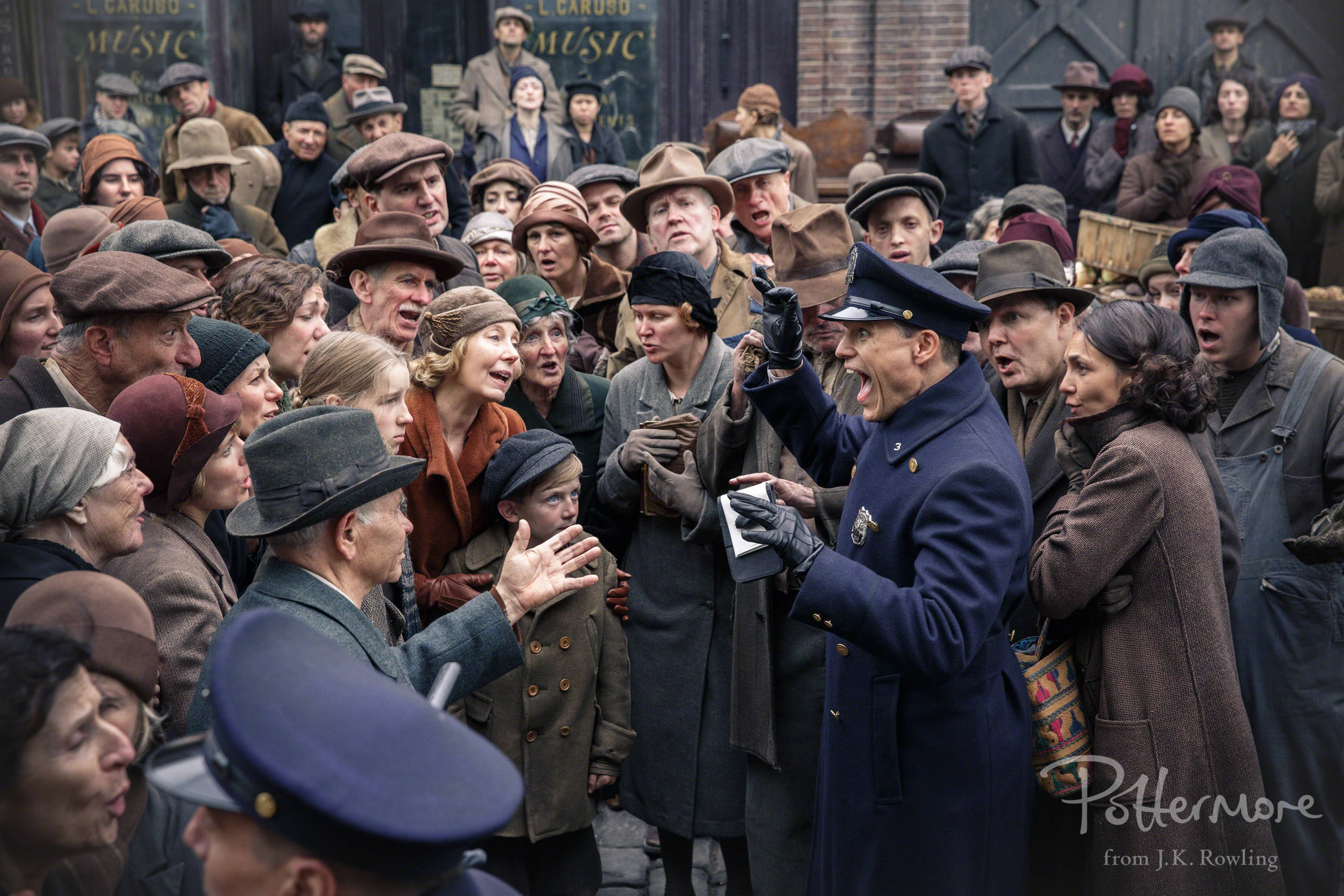 Extras on the set of Fantastic Beasts and Where to Find Them